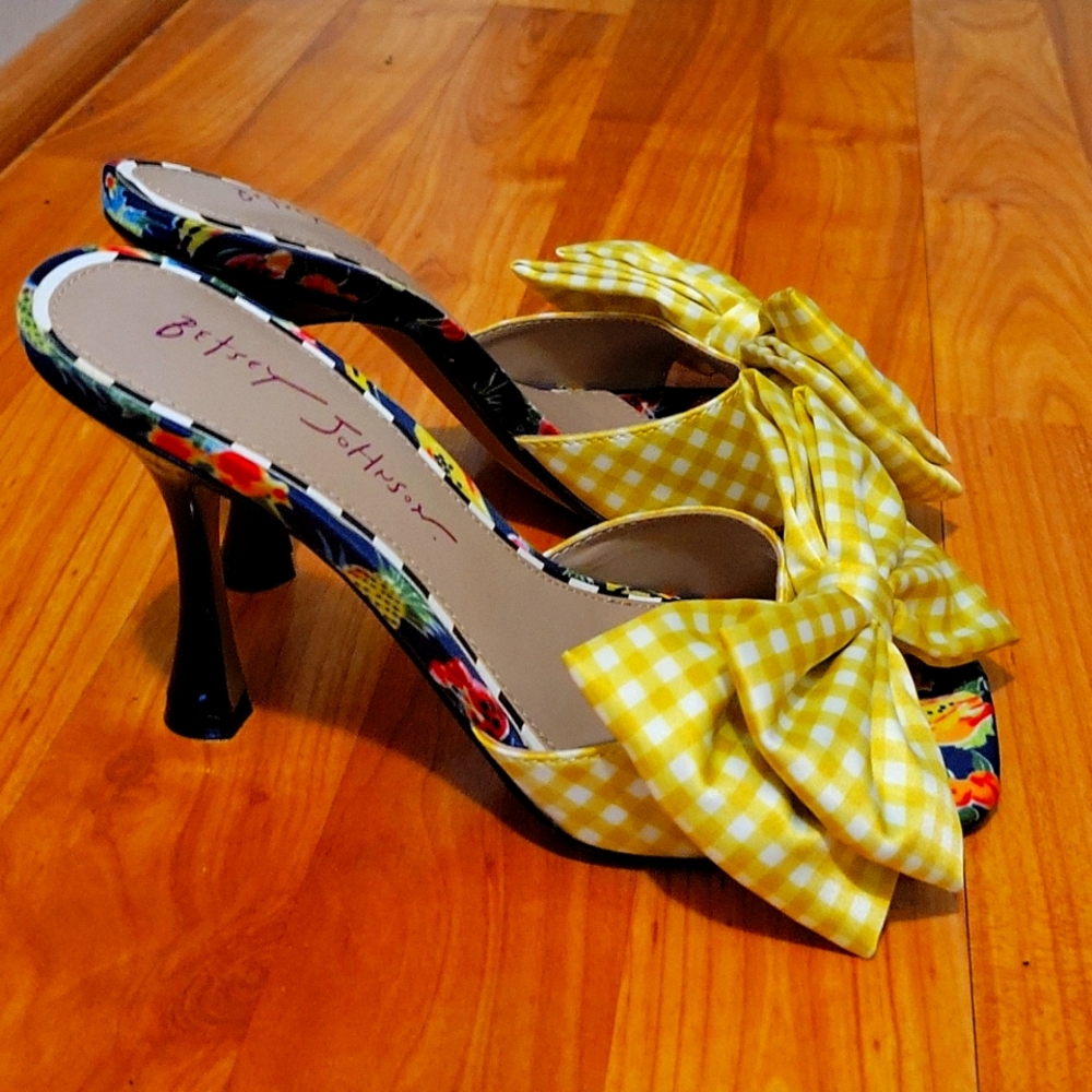 Betsey Johnson Skyee Bow pump heel